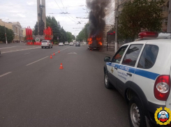 Первые минуты возгорания фургона у остановки в центре Волгограда попали на видео 