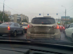 Спешащие на работу волгоградцы встали в огромную пробку из-за ДТП