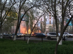 В Волгограде загорелась сухая трава на проспекте Ленина