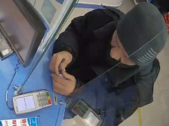 Волгоградец присвоил чужую карту и устроил себе шопинг: видео