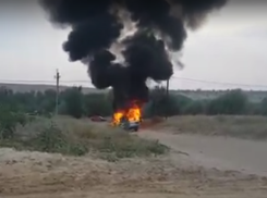Под Волгоградом хозяин снял на видео горевший ВАЗ-2106
