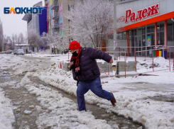 Улицу Хиросимы сковали льды: не могут пройти люди и проехать «ГАЗели» с хлебом