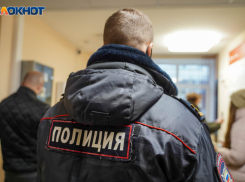 Трио волгоградцев под видом полицейских вломились в дом и стали вымогать деньги