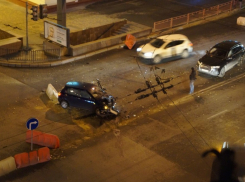 В центре Волгограда разбилась иномарка