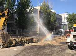 Стихийный фонтан возле Центрального рынка Волгограда попал на видео