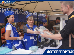 Дешевая колбаса, моти и заговоренные куклы: товары Всероссийской ярмарки удивили в Волгограде 