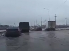 Утопающий в паводках новый мост в Средней Ахтубе попал на видео