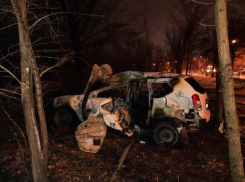 Иномарка с подростками выгорела в Волжском: 17-летний водитель и пассажир в больнице