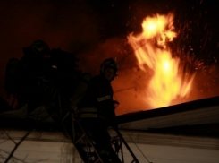 Пожарные 3 часа тушили крышу многоквартирного дома в Волгоградской области
