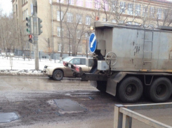 На севере Волгограда асфальт кладут в лужи