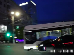 Не проскочил: шок-ДТП с автобусом в центре Волгограда попало на видео 