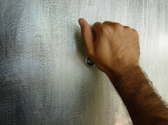 Визит волгоградца к жене уехавшего в командировку соседа закончился двумя уголовными делами