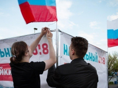 Сторонники Навального украли флаги у штаба Навального в Волгограде