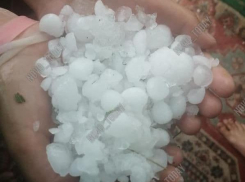 На север Волгоградской области обрушился ураган с градом 