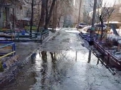 «Батареи остывают, воробьи купаются»: после тройного прорыва затопило улицу в Волгограде