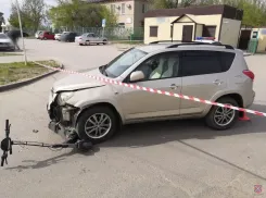Волгоградка на внедорожнике снесла электросамокат со школьниками