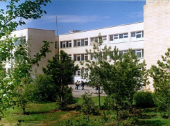 Прокуратура Волжского «увольняет» близких родственников из руководства образовательных школ
