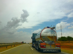 Соляная кислота из цистерны вылилась на трассу под Волгоградом