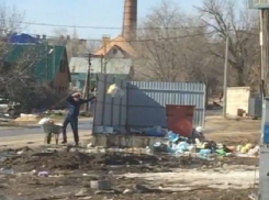 Волгоградец публично опозорился возле мусорки