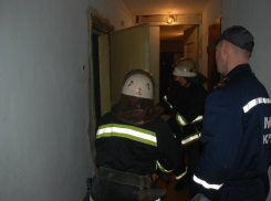 На севере Волгограда спасатели сломали стену пункта полиции для освобождения сотрудников