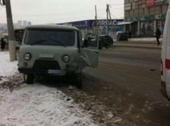 ВАЗ и УАЗ лоб в лоб столкнулись в Волгограде: двое пострадали 