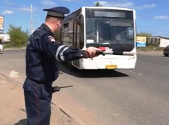 Любитель тату в наручниках умудрился избить автоинспектора под Волгоградом