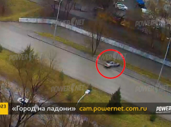 Дрифтовал на пустой дороге: таран дерева в центре Волгограда попал на видео