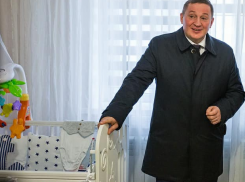 1000 фоторамок закупает волгоградский губернатор Андрей Бочаров