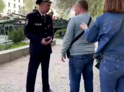 В Волгограде конфликт полицейского и прохожего с ребенком попал на видео 