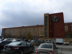 В Волгограде охранник больничного комплекса разбила таксисту крышу авто шлагбаумом