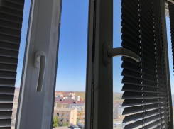 Из окна общежития в Волжском выпал рабочий