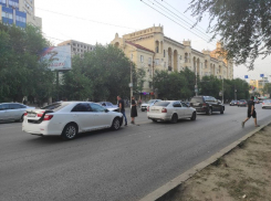 «Звук был такой, что сердце закололо»: на видео попали последствия тройного ДТП в Волгограде