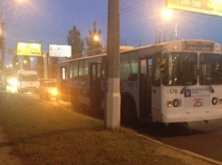 На севере Волгограда мать вслед за дочерью выпрыгнула из троллейбуса на ходу 