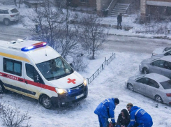 «Стучала по батарее и кричала»: 19-летнюю спасают после странного падения из окна 9-этажки в Волжском 