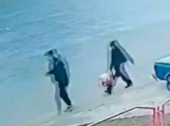 Подростки с сумкой золотых слитков попали на камеру видеонаблюдения в Волгограде 