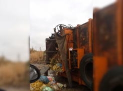 Заполненный до краев мусором КамАЗ перевернулся на оживленной магистрали Волгограда