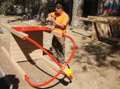 Карусели появятся в двух дворах центра Волгограда на этой неделе