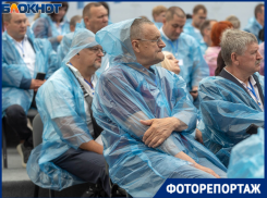 Партийную верхушку волгоградских единороссов заставили мокнуть под дождем в смешных плащиках