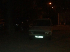 Волгоградцы сделали из двора многоэтажки платную парковку со сторожем