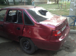 В Волгограде на видео попал мужчина, разбивающий кирпичом машины племянника