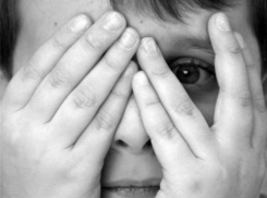 В Волжском 22-летний мужчина развратил 12-летнего пасынка