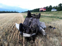 Из-за лопнувшего колеса под Волгоградом перевернулась «семерка»: двое пострадавших