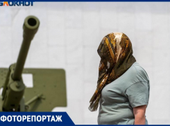 Люди в накомарниках: как волгоградцы спасаются от мошки на улицах города — в объективе фотографа 