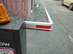 Бессмысленный ночной таран шлагбаума пешеходом сняли на видео в центре Волгограда