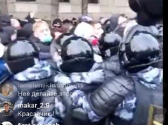 «Я не за Навального, я за своего сына и родителей»: тысяча волгоградцев в центре города рассказали, зачем вышли