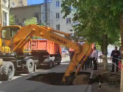 Спецтехника устраняет огромный провал на дороге за Волгоградской областной администрацией