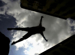 Шестиклассник упал со второго этажа на юге Волгограда