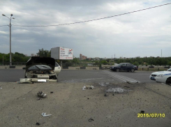 В Волгограде Toyota Land Cruiser протаранила столб: 2 пострадали