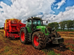 Трактор съехал в балку поселка Роднички Волгоградской области: водитель погиб