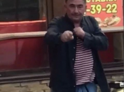 Гроза волгоградских парковок устроил шоу в расстегнутых штанах: видео